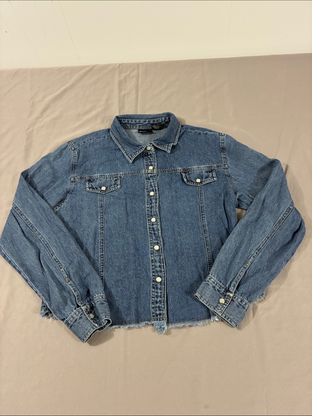 Old College Inn
Cropped denim jacket
Women’s XL
Good Condition